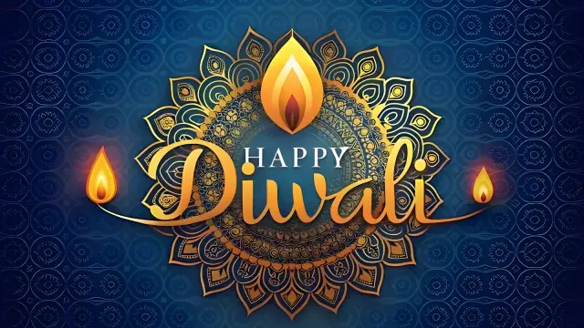 Ein dekoratives Bild mit einem dunklen blauen Hintergrund. Im Zentrum befindet sich ein kompliziertes goldenes Muster, das wie ein Medaillon oder eine Blume aussieht. Auf beiden Seiten des Medaillons befinden sich goldene Flammen. Über dem Medaillon steht in verschnörkelter goldener Schrift "HAPPY". Darunter steht in größerer, verschnörkelter goldener Schrift "Diwali". Der Hintergrund ist mit einem kleinen, wiederholten goldenen Muster überzogen.