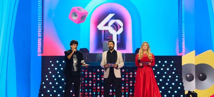 Dani Moreno 'El Gallo', Tony Aguilar y Cristina Boscá en LOS40 Music Awards Santander 2024 / Carles Rodríguez