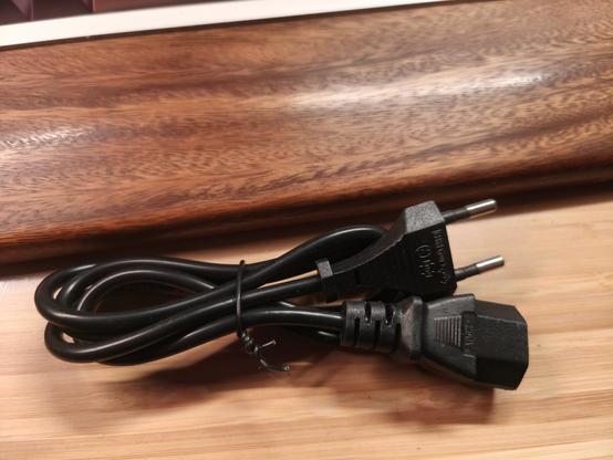 Kaltgerätekabel auf EuroStecker oO liegt auf dem SChreibtisch