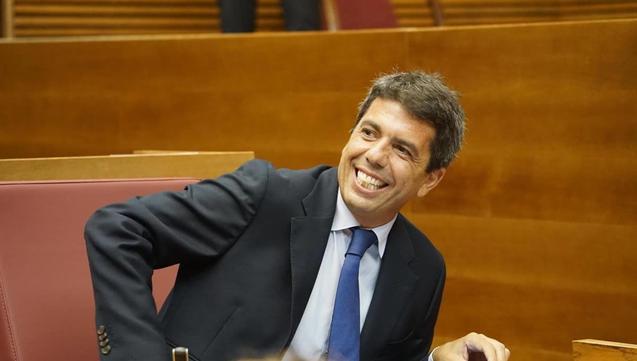 <p>El presidente de la Generalitat valenciana, Carlos Mazón, junto al partido fascista Vox, ha acordado incluir en el Plan Estadístico 2025-2028 la diferenciación de la población "migrante" y "nacional" en varias áreas, como “la contribución neta al Estado del bienestar”, “la recepción de ayudas”, “el uso de servicios de urgencias sanitarias”, “la cantidad de donantes de sangre” y “el absentismo laboral”, según información de <em>elplural.com</em>. Además, en este último caso se hará un desglose por género y edad.</p><p>El plan también contempla datos sobre menores migrantes “sin referente familiar” y elimina estadísticas sobre vivienda o uso del valencià en la administración, según el documento aprobado en la Comissió d'Economia, Pressupostos i Hisenda. El portavoz del PSPV de Economía en Les Corts, José Antonio Díaz, declaró que la propuesta “es un intento descarado de criminalizar a la población migrante y de normalizar el racismo desde el Boletín Oficial” y que “cada tabla, cada cifra y cada encuesta que el PP haga con esta lógica, será una marca más de su vergüenza”.</p><p>Desde la oposición denuncian que la medida convierte “la vulnerabilidad en sospecha y la infancia en titular de tertulias”, mientras que el plan aprobado por el PP y Vox pretende “convertir los prejuicios en cifras”. Las formaciones de izquierda califican el acuerdo de “ideología del odio con sello institucional” y critican que la estadística se use como instrumento de control y persecución en lugar de