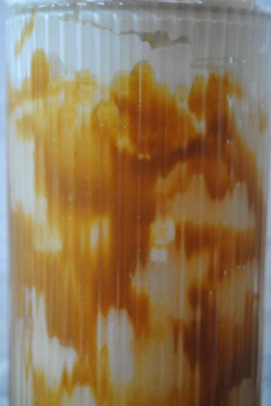 Sucré Coeur installé chez Maya, c’est pour vous l’opportunité de vous délecter de boissons gourmandes accompagnées de pâtisseries sans gluten et savoureuses. En photo, notre équivalent du Sunday caramel coco, aux côtés d’un cookie coco