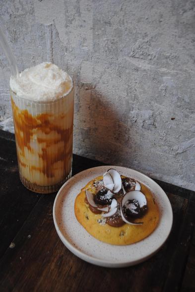Sucré Coeur installé chez Maya, c’est pour vous l’opportunité de vous délecter de boissons gourmandes accompagnées de pâtisseries sans gluten et savoureuses. En photo, notre équivalent du Sunday caramel coco, aux côtés d’un cookie coco