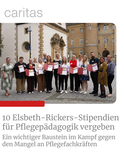 Gruppe von Menschen vor einem Gebäude, die rote Mappen mit einem Zertifikat halten; Überschrift über Elsbeth-Rickers-Stipendien.