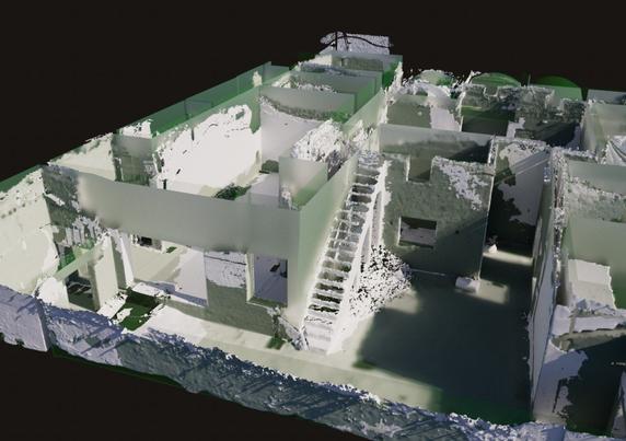 Modello 3D di una casa a Pompei, evidenziando gli spazi interni e una scala monumentale che conduce a un piano superiore.