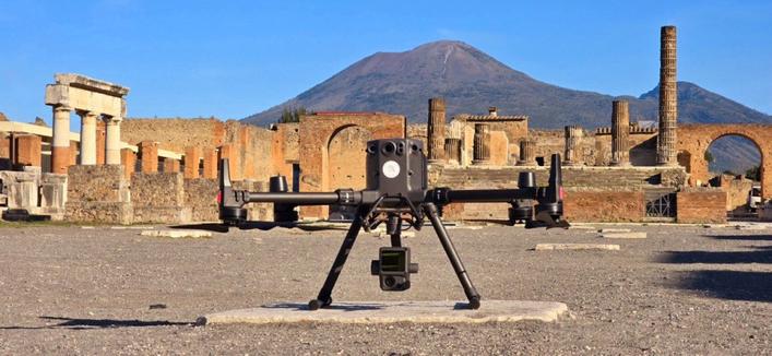 Un drone posizionato tra le antiche rovine di Pompei, con il vulcano Vesuvius sullo sfondo.