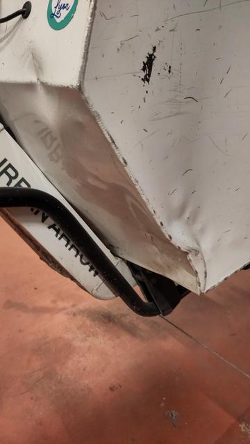 Caisse blanche en métal d'un vélocargo avec un coin complètement enfoncé