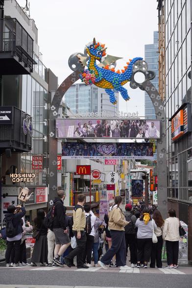 Takeshita-Straße in Harajuku. Noch nicht ganz so voll, die meisten Geschäfte sind noch zu oder öffnen gerade.