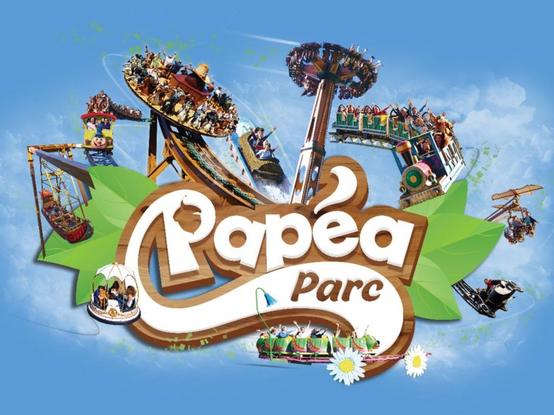 Logo de Papéa Parc, entouré d'images de manèges et d'attractions sur un fond bleu ciel