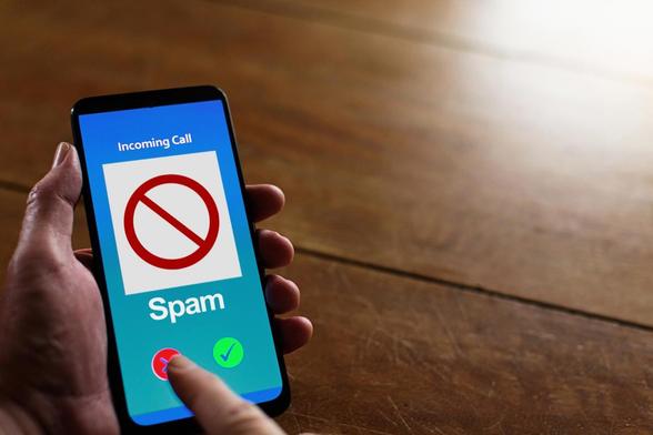 Un hombre rechaza una llamada de spam en su teléfono móvil. (Don Bayley / Gety Images)
