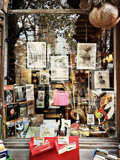 Vitrine de la boutique d’antiquités