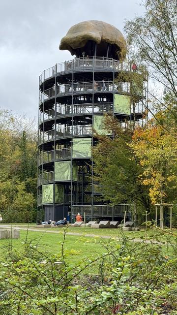 Der Erlebnisturm Höhlenblick an der Fundstelle des Neandertalers.
