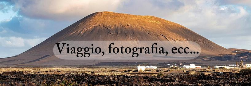 Un vulcano al tramonto con la scritta "Viaggio, fotografica, ecc."