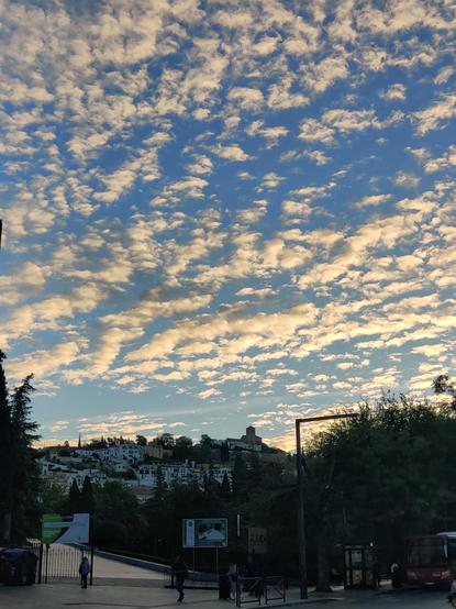 Un cielo emborregado sobre la plaza del Triunfo