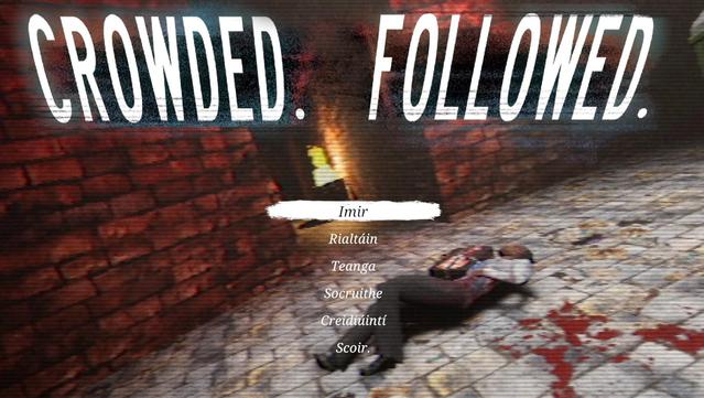 Screenshot of the main titles screen of Crowded Followed. The Irish language translation shows the main title screen text.