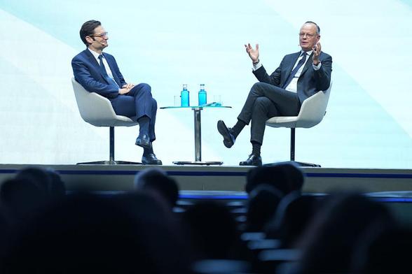Édouard Philippe, en conversación con Joseph Oughourlian (Europa Press via Getty Images)