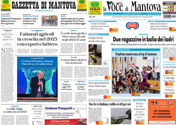 Prime pagine di giornali locali: la "Gazzetta di Mantova" e "La Voce di Mantova".   Sul lato sinistro c’è la "Gazzetta di Mantova" con vari articoli, tra cui un titolo grande che parla di "Fatturati agricoli in crescita nel 2023 con export e lattiero". Più sotto si vede una foto di una persona che parla sul palco, con il titolo "Festival e cibo: L’attore domani l’interro su AI e alimentare".   Sul lato destro c’è la "Voce di Mantova" con titoli come "Due ragazzine in balia dei ladri" e una foto di un gruppo di persone (probabilmente bambini e adulti) in una stanza, forse durante un’attività. Compare anche la scritta “Tripleta mantovana al Gp d’Autunno”