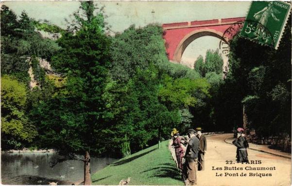 Les Buttes Chaumont - Le Pont de Briques à #Paris19 (#Paris)  #CartePostaleAncienne 👉 https://cartorum.fr/carte-postale/905060/paris-19e-les-buttes-chaumont-le-pont-de-briques