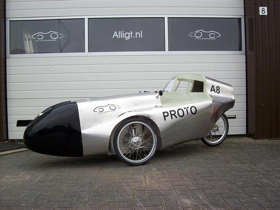 alumiininen pitkänokkainen kolmipyöräinen kinneri joka muistuttaa hävittäjää, kyljessä lukee proto