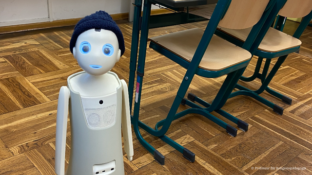 Foto eines humanoiden Roboters in einem Klassenzimmer.