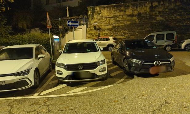 Falschparker auf Sperrfläche und im Kreuzungsbereich