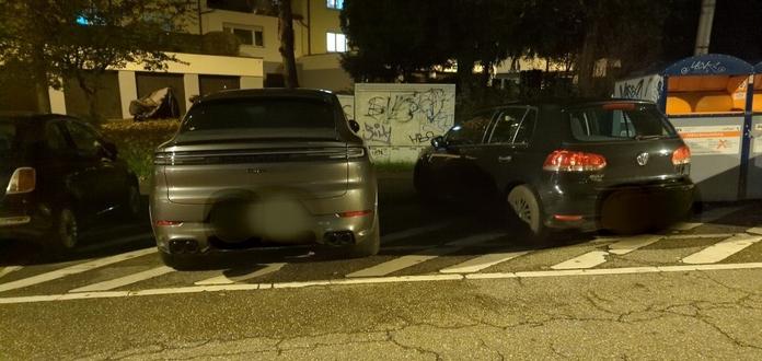 Falschparker auf Sperrfläche