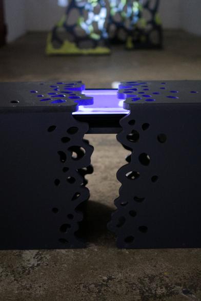 banc en bois noir et bleu divisé en deux parties reliées par un écran