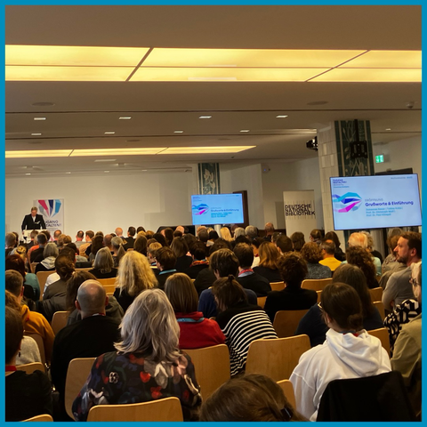 Foto des Gefüllten Konferenzsaals