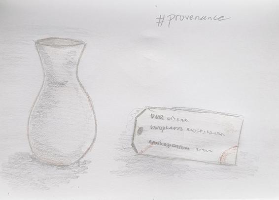 Een klein vaasje met daarnaast een vondstkaartje, waarop vondstnummer, vindplaats en aankoopdatum zijn vermeld.
Het is een heel eenvoudig, klassik gevormd vaasje, met een brede opening, een smalle hals en weer een brede buik, waarbij de vorm glooiend is.
Op het vondstkaartje zitten kringen en vlekken.