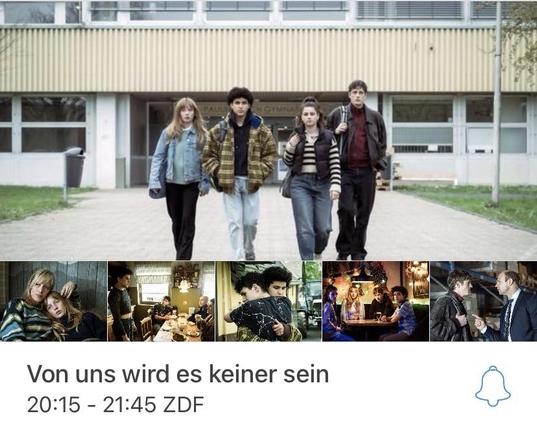 Screenshot aus einer TV–Programm–App. Angekündigt wird der Fernsehfilm „Von uns wird es keiner sein“. Das größte, oben befindliche Bild zeigt vier Jugendliche, die von einem Gebäude mit blassgelber Wellblechfassade (Siebzigerjahre) auf den Betrachter zulaufen. Darunter mehrere kleine Bilder, auf denen jeweils Menschen abgebildet sind