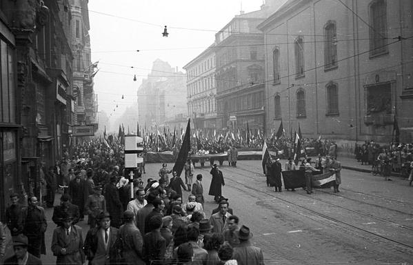 Kossuth Lajos Street seen from Ferenciek Square: anti-Soviet demonstrators march in protest against the USSR's control of Hungary, 25 October 1956. By FOTO:FORTEPAN / Nagy Gyula, CC BY-SA 3.0, https://commons.wikimedia.org/w/index.php?curid=49700590
