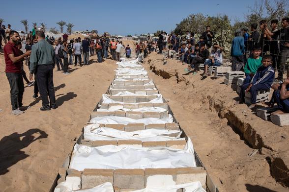 Restos de personas sin identificar devueltos por Israel, en Deir al -Balah, en el centro de Gaza, este miércoles.
