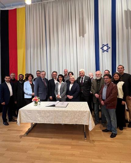 Gruppenfoto von Beteiligten des Denkmal und dem Rat der Religionen.