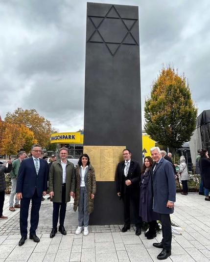 Landtagspräsidentin Muhterem Aras steht vor dem Denkmal.