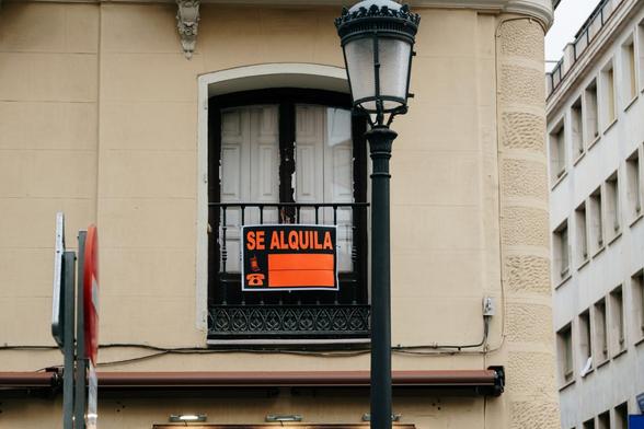 El cartel colgado en una vivienda que se alquila en España. (Getty Images)