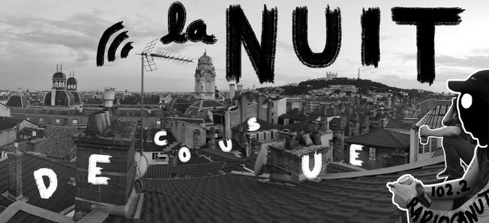 photo en noir et blanc des toits de lyon, en regardant depuis les toits des pentes de la croix rousse vers le sud. on voit l'hotel de ville, et la colline de fourvière. écrit en mode pinceau "la nuit décousue" en gros dans le ciel. à droite on voit deux personnes assises sur le toit qui regardent la vue.