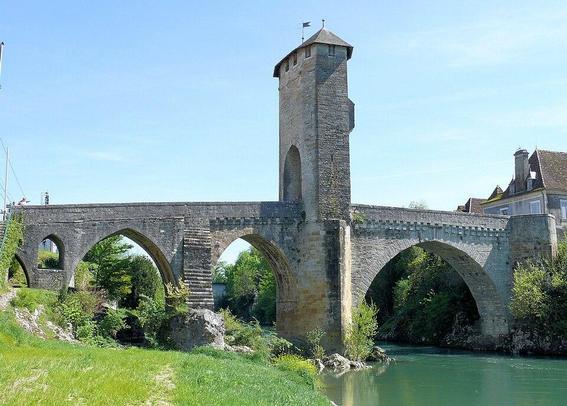 Vieux Pont à #Orthez (#PyrénéesAtlantiques) L'ensemble a été construit au XIIIe ou au XIVe siècle. La grande arche était autrefois défendue par deux tours dont une seule subsiste. Le couronnement de cette derni...
Suite 👉 https://monumentum.fr/monument-historique/pa00084478/orthez-vieux-pont
#Patrimoine #MonumentHistorique
Photo CC-BY-SA 4.0 : MOSSOT