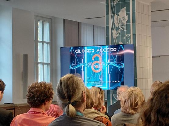 KI-generiert, bearbeitet: Das Bild zeigt die Rückseite mehrerer Personen, die vor einem Bildschirm mit digitaler Grafik zu sehen sind. Der Bildschirm zeigt ein Schloss-Symbol mit dem Text "CLOSED ACCESS" und darunter Text.
Bereitgestellt von @altbot, privat und lokal generiert mit Gemma3:12b
Energieverbrauch: 3.757 Wh