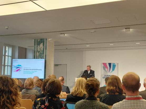 KI-generiert, bearbeitet: Das Bild zeigt eine Präsentation in einem modernen Konferenzraum. Ein Mann steht hinter einem Pult und spricht zu einer Gruppe von Zuschauern. Die Zuschauer sitzen auf Stühlen und richten sich dem Mann zu. Hinter dem Pult befindet sich ein Bildschirm mit dem Text "Begrüßung & Einführung". Auf dem Bildschirm sind auch Logos zu sehen.
Bereitgestellt von @altbot, privat und lokal generiert mit Gemma3:12b Energieverbrauch: 3.757 Wh