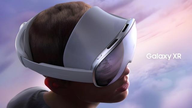 Eine Person trägt das Samsung Galaxy XR-Headset auf dem Kopf, im Hintergrund ein pastellfarbener Himmel. Foto (c) Samsung.