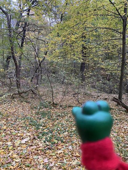 Kleiner dino im herbstwald