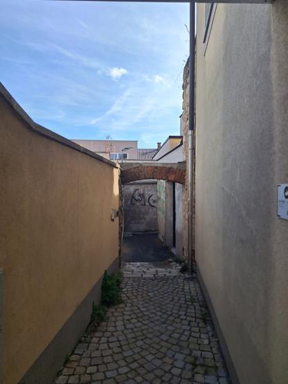 Eine enge Gasse mit gepflasteter Straße.