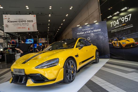 <p><span style="font-weight: 400;">中国スマートフォン大手の小米集団（シャオミ）の雷軍・最高経営責任者（CEO）は10月16日、北京で開かれた「世界インテリジェントコネクテッドビークル大会（WICV 2025）」に登壇し、同社の電気自動車（EV）事業の成果と業界の今後の展望について語った。</span></p>
<p><span style="font-weight: 400;">雷CEOは、同社が最初のEVを発売してから1年半が経過し、これまでの累計納車台数が約40万台に達したと発表した。その上で、スマート化技術が自動車の定義とビジネスモデルを再構築しつつあるとし、業界全体がすでに「電動化」から「スマート化」へと新たな段階に踏み出していると指摘した。</span></p>
<blockquote class="wp-embedded-content"><p><a href="https://36kr.jp/439745/">中国新興EV9月販売：零跑汽車は初の6万台突破、シャオミが2位に急浮上</a></p></blockquote>
<p></p>
<p><span style="font-weight: 400;">シャオミはスマートカー分野に参入して以来、運転支援システムやスマートコックピット、電子/電気（E/E）アーキテクチャなどの内製化に注力すると同時に、スマートモビリティエコシステムの構築に取り組んできた。運転支援システムの開発では、第1期プロジェクトに総額57億9000万元（約1200億円）とスタッフ1800人を投入し、清華大学や香港大学などとも共同研究を進めた。</span></p>
<p><span style="font-weight: 400;">同社のスマートフォン技術を自動車分野にも応用している。たとえば、車載カメラを活用してドライブ動画機能を開発し、「走行中に出会った美しい風景などを瞬時に撮影・録画・共有でき、便利かつ安全な機能だ」と雷CEOは説明した。</span></p>
<blockquote class="wp-embedded-content"><p><a href="https://36kr.jp/439494/">シャオミ「SU7」がまたも衝突炎上事故、格納式ドアハンドルが開かず運転手死亡</a></p></blockquote>
<p></p>
<p><span style="font-weight: 400;">今後について雷CEOは、大規模AIモデルがスマートカーの核心的な競争力になると強調する。車載AI（エッジAI）はネットワーク接続なしでも感情認識やマルチモーダル対話を実現でき、ユーザーの使用習慣や嗜好を継続的に学習・最適化を続けることで、より自然でパーソナルなインタラクション体験を提供する。車データをクラウドに送信しないため、プライバシーの保護にも有効だという。</span></p>
<p><span style="font-weight: 400;">講演の最後で雷CEOは、業界は過度な競争を避けコア技術の革新にリソースを集中させ、健全かつオープンなインテリジェントコネクテッドカーのエコシステムを共同構築すべきだと呼びかけた。</span></p>
<blockquote class="wp-embedded-content"><p><a href="https://connec2.jp/report/19637/">中国EVの値下げ競争はもう無理？長城汽