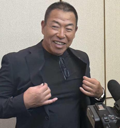 ドラフト前日会議を終え報道陣に対応する中日井上監督