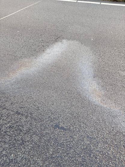 Gladde vloeistof op de verbindingsweg knp. Hintham (A59) naar de A2 richting Eindhoven