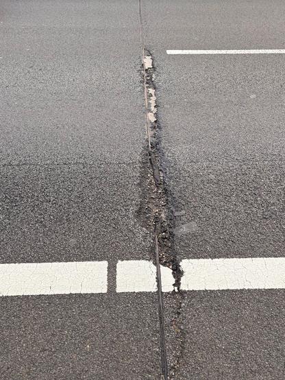 Schade aan het wegdek op de verbindingsweg knp. Hintham (A59) naar de A2 richting Eindhoven