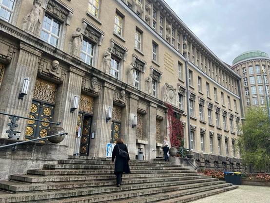 KI generiert, bearbeitet: Das Bild zeigt ein mehrstöckiges Gebäude aus hellem Stein mit einer breiten Treppe im Vordergrund. Das Gebäude ist um den Eingang herum mit Säulen versehen, wobei jede Säule von einer Skulptur bekrönt ist. Auf der Treppe befinden sich zwei Personen.
Im Hintergrund befinden sich Bäume und ein weiterer Gebäudeteil mit einer Kuppel. Der Himmel ist bedeckt. Der Gesamteindruck ist, dass es sich um ein formelles oder institutionelles Gebäude handelt.
Bereitgestellt von @altbot, privat und lokal generiert mit Gemma3:12b
🌱 Energieverbrauch: 0.418 Wh
