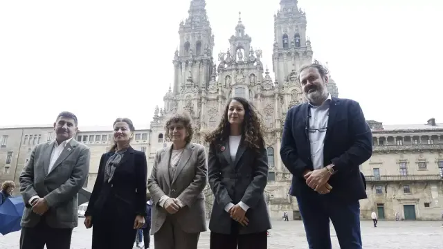 Pedro Blanco, delegado do Governo de Espanha na Galiza; Sira Rego, Ministra de Juventude e Infância de Espanha; Goretti Sanmartín, alcaidessa do Concelho de Santiago de Compostela; María Rozas, concelheira de Serviços Sociais e Juventude e Rubén Pérez, secretário de Estado de Juventude.