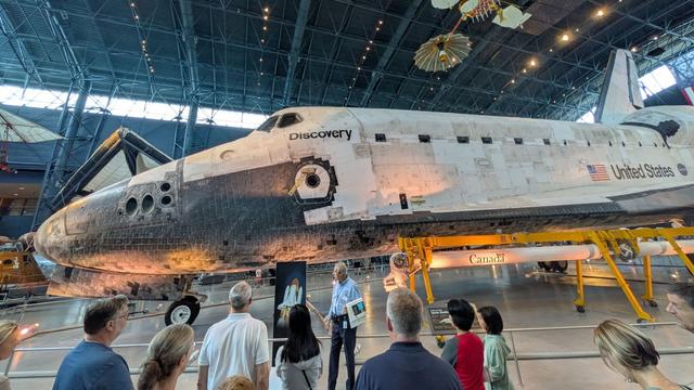 <img alt="Lo Space Shuttle Discovery al centro di un acceso scontro politico tra NASA, Smithsonian e Congresso" class="webfeedsFeaturedVisual wp-post-image" height="1080" src="https://i2.wp.com/cdn.mos.cms.futurecdn.net/jdPgpatEs2ctHrMMhqKt4X-1920-80.jpg?w=1920&amp;resize=1920,1080&amp;ssl=1" style="display: block; margin-bottom: 5px; clear: both;" title="Lo Space Shuttle Discovery al centro di un acceso scontro politico tra NASA, Smithsonian e Congresso" width="1920" /><div class="starw-prima-del-contenuto_4" id="starw-3707408716"><div id="addendoContainer_Interstitial"></div></div><p>Il dibattito sul futuro dello <strong>space shuttle Discovery</strong> sta diventando sempre più acceso, con un intreccio di interessi politici, istituzionali e culturali che rende la situazione complessa e tesa. La celebre navetta, simbolo dell’era spaziale americana, è attualmente esposta al <strong>Smithsonian Institution’s Udvar-Hazy Center</strong> di Chantilly, in Virginia. Tuttavia, nelle ultime settimane sono emersi sviluppi che mettono in luce forti divergenze tra le istituzioni coinvolte riguardo a un possibile trasferimento dell’astronave.</p><div class="starw-contenuto_6" id="starw-283615399" style="margin-top: 2px; margin-bottom: 2px;"><!-- BOX 300x250 Articolo 1 -->
<div id="addendoContainer_9001" style="width: 300px; height: 250px;">
</div></div>
<h2>Il cuore del conflitto: mantenere o spostare <em>Discovery</em></h2>
<p>La <em>Discovery</em> è considerata il fiore all’occhiello 