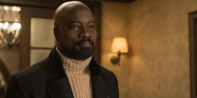 <img alt="Mike Colter torna in TV con Cupertino: il nuovo legal drama dei creatori di Evil e The Good Wife" class="webfeedsFeaturedVisual wp-post-image" height="900" src="https://i2.wp.com/static0.srcdn.com/wordpress/wp-content/uploads/2025/10/evil_ybpr6s-cropped.jpg?w=1600&amp;h=900&amp;fit=crop&amp;w=1600&amp;resize=1600,900&amp;ssl=1" style="display: block; margin-bottom: 5px; clear: both;" title="Mike Colter torna in TV con Cupertino: il nuovo legal drama dei creatori di Evil e The Good Wife" width="1600" /><div class="starw-prima-del-contenuto_4" id="starw-196513730"><div id="addendoContainer_Interstitial"></div></div><p>Dopo il successo ottenuto con <em>Evil</em>, <strong>Mike Colter</strong> è pronto a tornare sul piccolo schermo insieme ai creatori <strong>Robert e Michelle King</strong>. Il nuovo progetto, intitolato <em>Cupertino</em>, è stato ufficialmente inserito nel palinsesto della <strong>CBS</strong> per la stagione televisiva 2026-2027, confermando così il sodalizio artistico tra l’attore e i due showrunner, già autori di alcuni dei più apprezzati legal drama degli ultimi anni.</p><div class="starw-contenuto_6" id="starw-2891209344" style="margin-top: 2px; margin-bottom: 2px;"><!-- BOX 300x250 Articolo 1 -->
<div id="addendoContainer_9001" style="width: 300px; height: 250px;">
</div></div>
<h2>Un ritorno alle origini per Mike Colter</h2>
<p>Divenuto noto al grande pubblico per il ruolo di <strong>Luke Cage</strong> nelle serie Marvel targate Netflix, Colter 