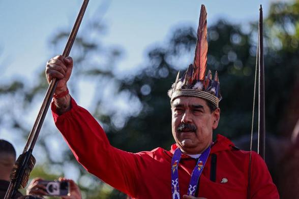 Imagen de archivo del presidente de Venezuela, Nicolás Maduro, ataviado con un arco y un tocado con pluma. (Jesus Vargas/Getty Images)
